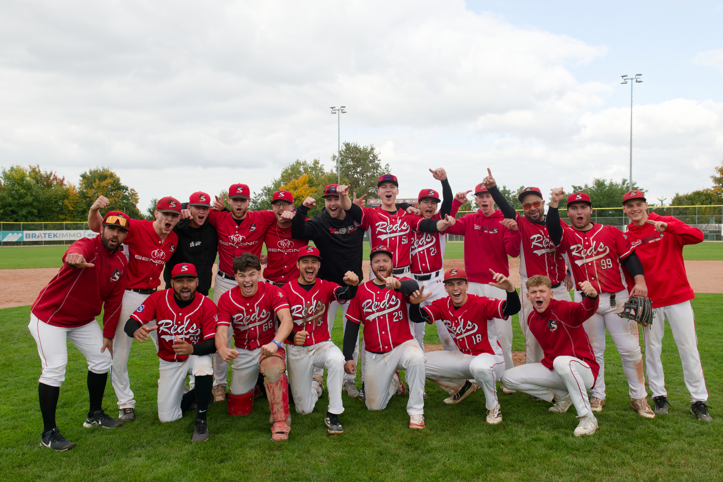 Großer Jubel nach dem 10:9-Erfolg vor heimischen Publikum: Die Stuttgart Reds 2 sind &quot;Champions&quot; der 2. Baseball-Bundesligen im Süden. (Foto: Iris Drobny)