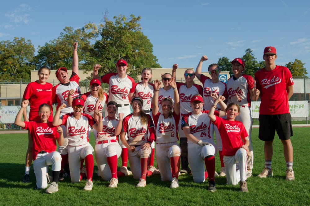 Die Softball-Mannschaft der Stuttgart Reds jubelt nach den erfolgreichen Halbfinal-Spielen gegen Regensburg. (Foto: Iris Drobny)