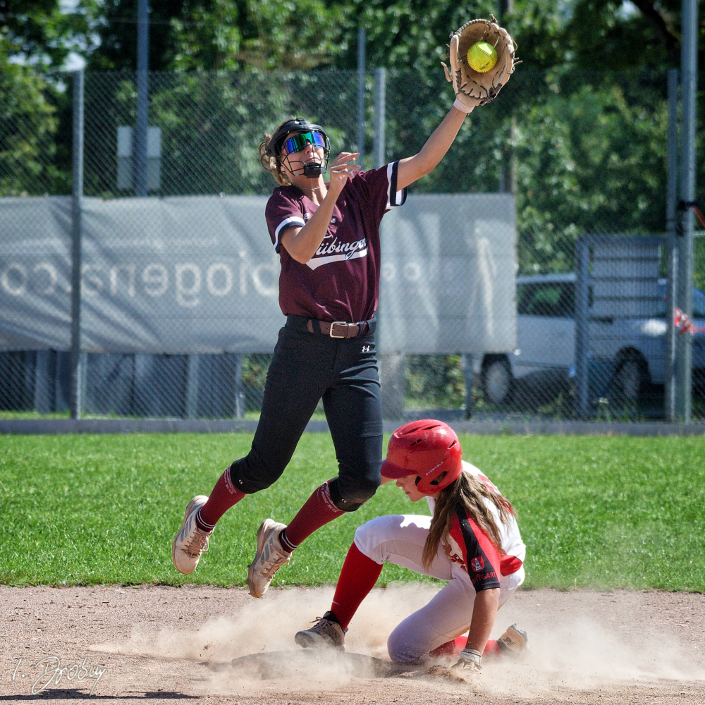 Auch wenn das 2. Spiel durch Mercy Rule zugunsten der Reds ausging: Auch gegen die Tübingen Hawks gab es sehenswerte Softball Action. 