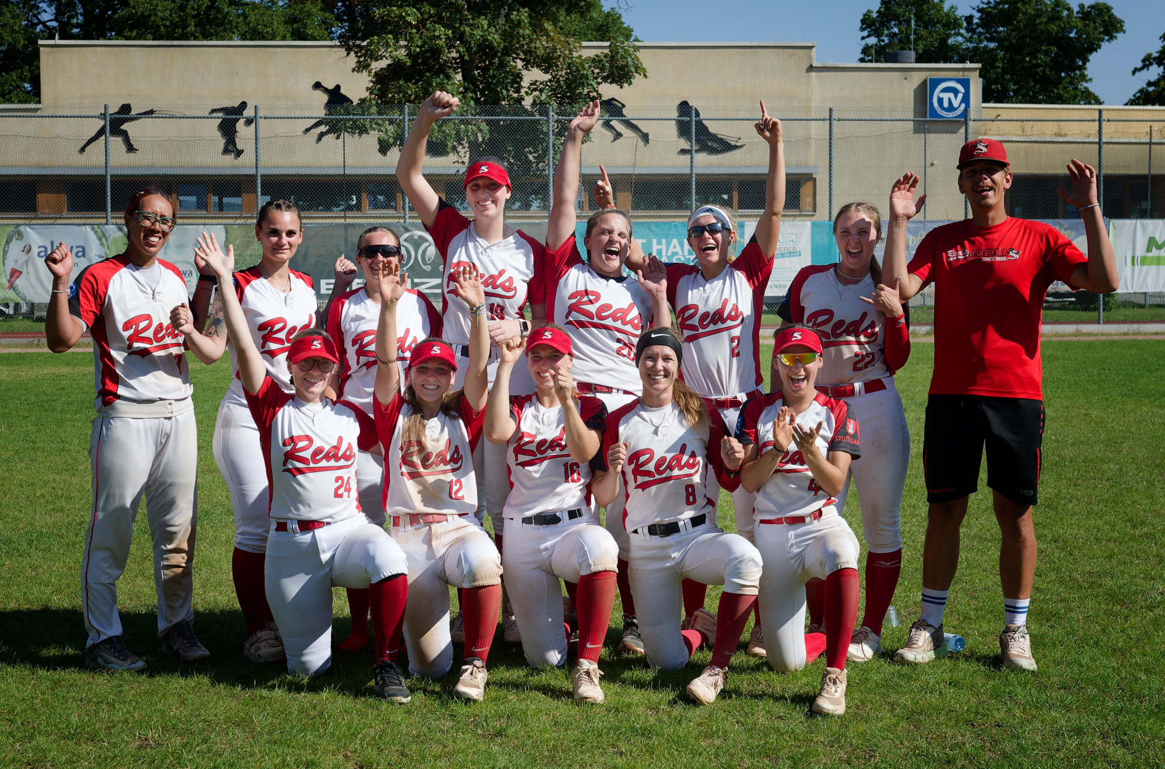 Jubel nach den beiden abschließenden Siegen gegen die Tübingen Hawks: Mit nur einer Niederlage in 24 Saisonspielen erringen die Stuttgart Reds mit großem Vorsprung die Meisterschaft der Südgruppe in der Softball-Bundesliga.