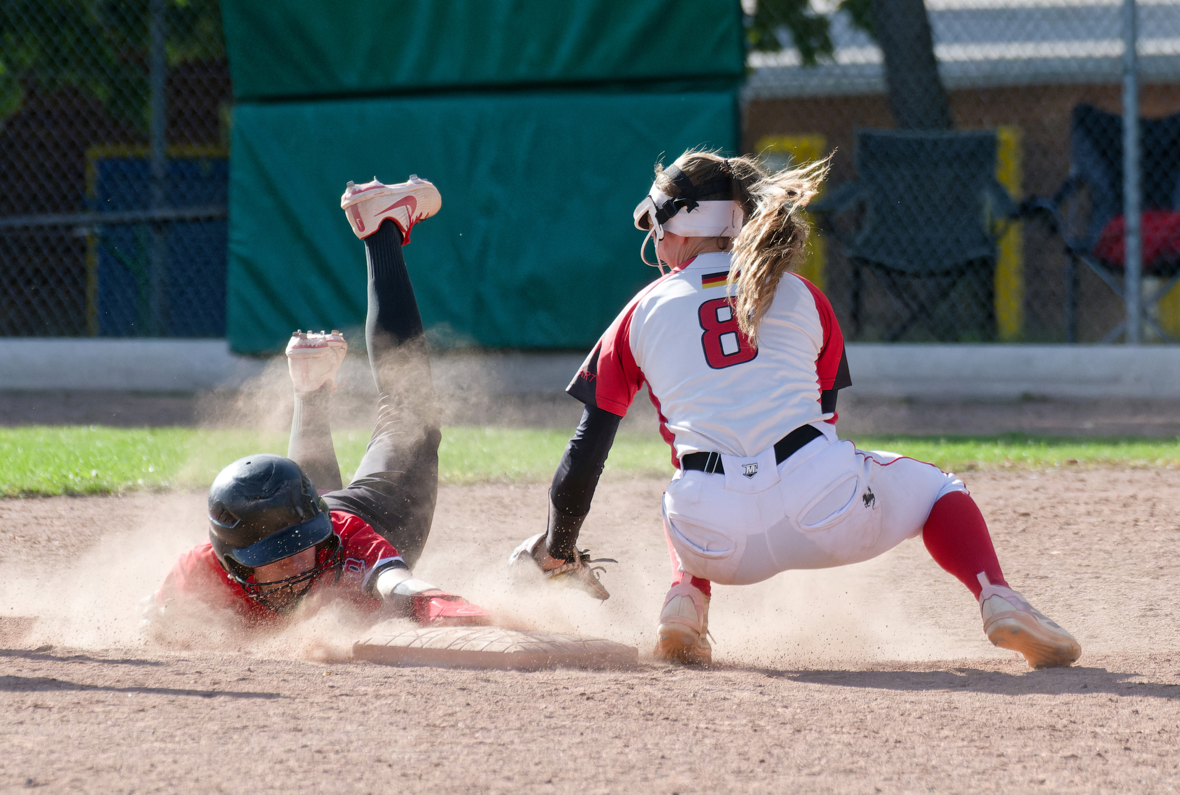 Knappes Play an der 2. Base: Reds-Shortstop Annie Stepniak kann den Steal durch die Baserunnerin nicht verhindern. (Foto: Iris Drobny)